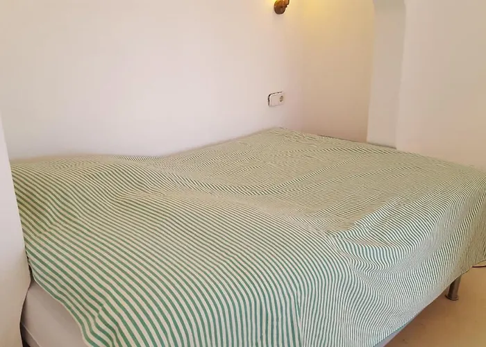 On The Golf Course By The 公寓