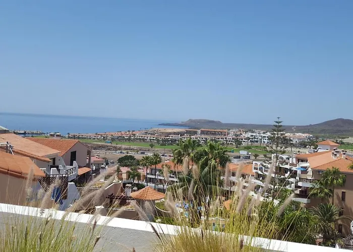 On The Golf Course By The 公寓